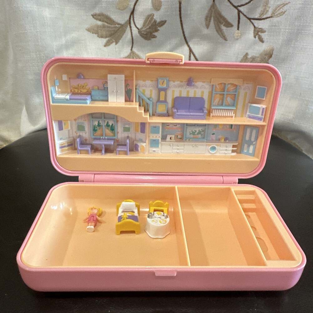 VTG 1990 Polly Pocket PRETTY HAIR PLAYSET Pink Compact + 1 Doll, Bed And Table.